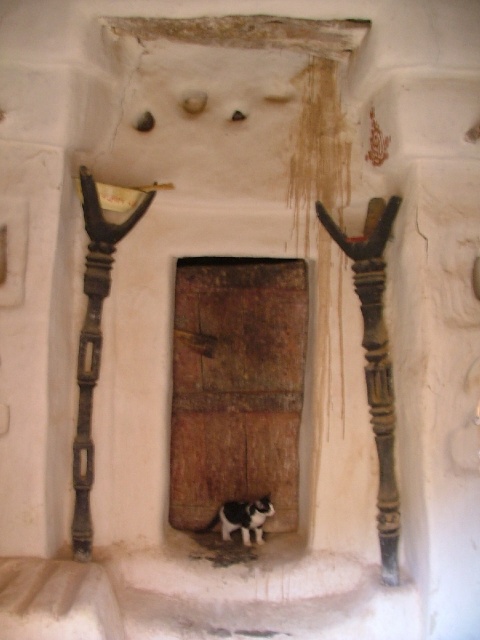 Intérieur d'une chambre avec les porte-calebasses