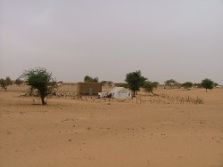 Une maison dans un village du Sud avec toujours la tente de nomade dans la cour