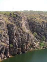 Majestueuses Katerine Gorges avec ses impressionnantes falaises