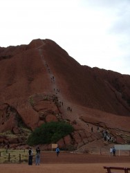 L'ascension d'Ayers Rock, un défi pour certains, un tabou sacré pour les aborigènes