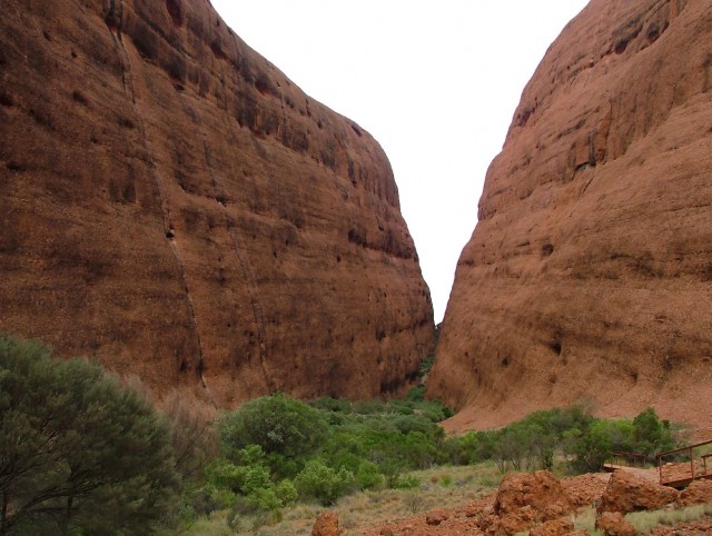 L'errosion a fait son oeuvre dans le labyrinthe des gorges des Kata Tjuta