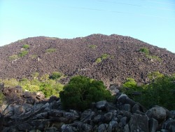 Etranges amoncellements de blocs de granit noir