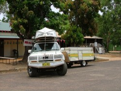 Le kit parfait de l'Australien du bush, la barque en alu sur le toit et la mini-caravane tout-terrain attelée au 4x4 bien sûr