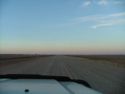 Piste lancinante de l'Outback du Queensland