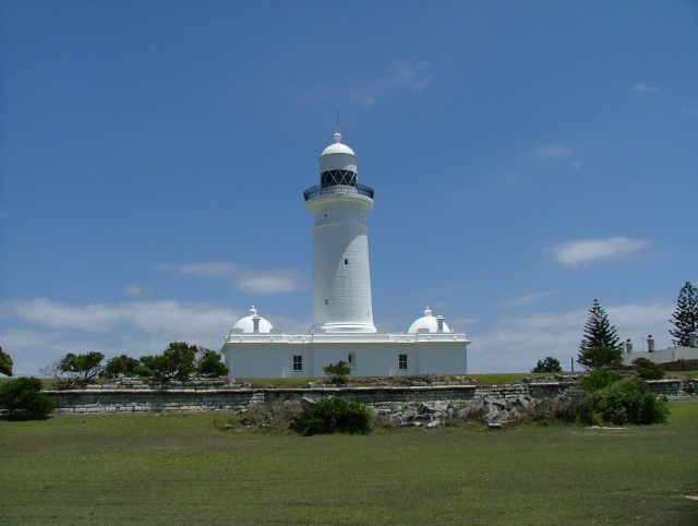Phare majestueux veillant sur la baie