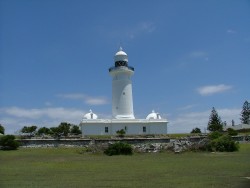 Phare majestueux veillant sur la baie