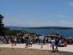 La foule se presse avide d'une bonne place pour le départ de la Sydney Hobart