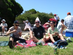 Nos amis Bernard et Marie sont venus nous rejoindre, nous nous fondons très facilement dans la foule australienne !