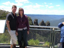Souvenir d'office devant le rocher des Three Sisters des Blue Mountains