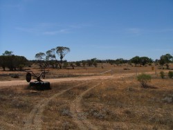 Un croisement dans l'Outback, la piste dessert probablement une ferme