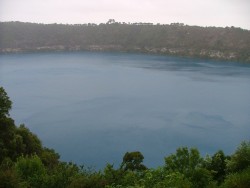 Le Blue Lake du Mount Gambier, formé dans un ancien cratère, impose par sa couleur profonde