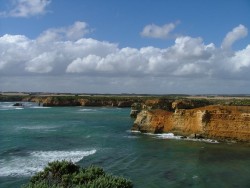 Falaises escarpées, côte déchiquetée, c'est le début de la mythique Great Ocean Road