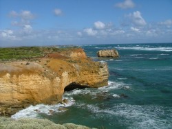 Grottes dans les falaises