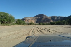 La rivière Ombonde est bordée de grands arbres et aussi d'imposantes falaises