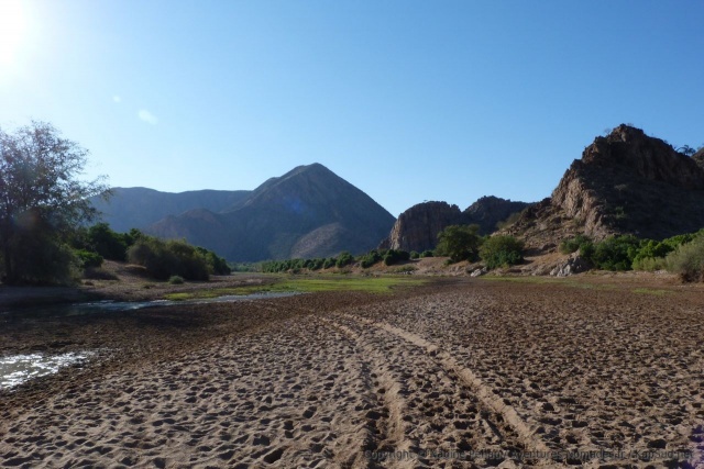 La piste continue mais de l'autre côté de la rivière