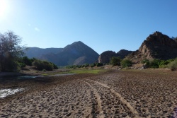 La piste continue mais de l'autre côté de la rivière