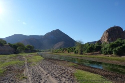 Pour notre plus grande surprise, il y a de l'eau dans le lit de la rivière