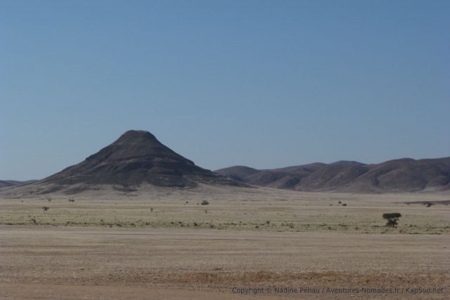 Telle une pyramide, cette montagne noire attire l'oeil