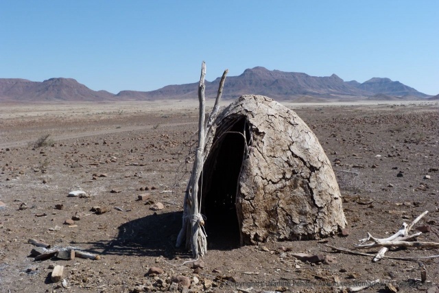 Une hutte très rudimentaire servant probablement d'abri provisoire