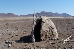 Une hutte très rudimentaire servant probablement d'abri provisoire