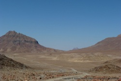 La piste slalome entre de gigantesques montagnes