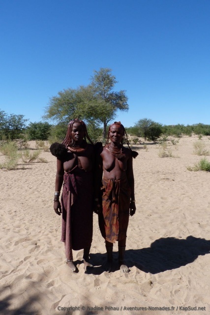 Deux femmes himbas posent très sérieusement le temps d'une photo