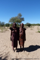 Deux femmes himbas posent très sérieusement le temps d'une photo