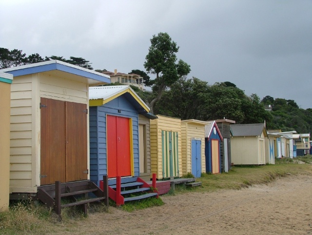 Cabanons de plage très colorés