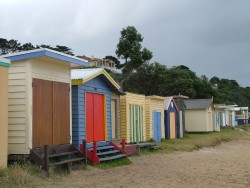 Cabanons de plage très colorés