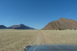 La piste longe les montagnes sacrées des Himbas