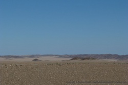 La côte atlantique n'est pas loin comme le laissent présager les montagnes couvertes de sable