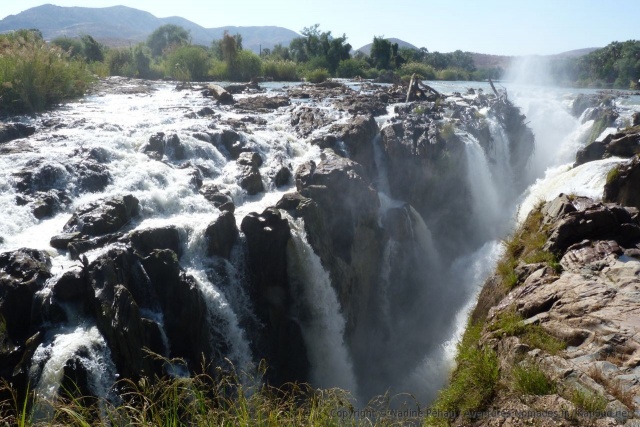 En début de saison sèche, les chutes Epupa ont encore un bon débit