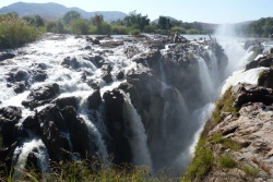 En début de saison sèche, les chutes Epupa ont encore un bon débit