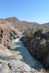 La rivière Kunene s'engouffre dans d'étroites gorges