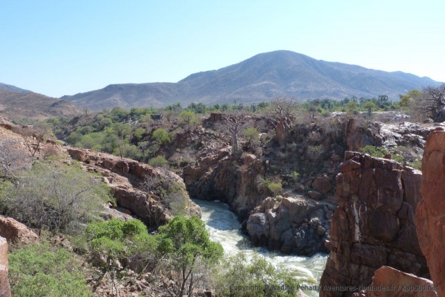 Les baobabs colonisent les flancs des gorges d'Epupa Falls