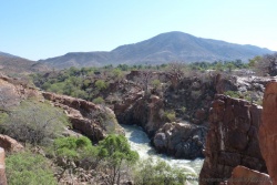 Les baobabs colonisent les flancs des gorges d'Epupa Falls
