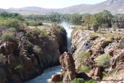 D'ici, on distingue bien la faille qui provoque les chutes d'Epupa