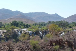 Un peu plus loin que les chutes d'Epupa, d'autres petites chutes agrémentent le décor