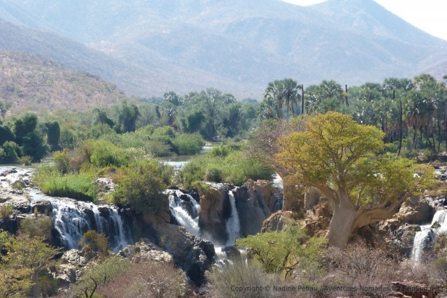 Sur la rive angolaise, un enchevêtrement de cascades et de baobabs