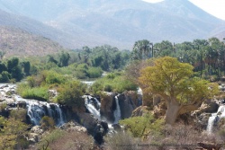 Sur la rive angolaise, un enchevêtrement de cascades et de baobabs