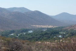 La piste offre de superbes points de vue sur la rivière Kunene