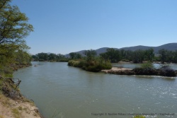 La rivière Kunene, elle, est bien en pleines eaux