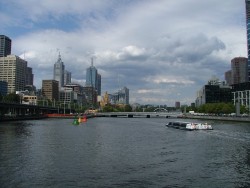 La cité de Melbourne construite de part et d'autre de la rivière Yarra