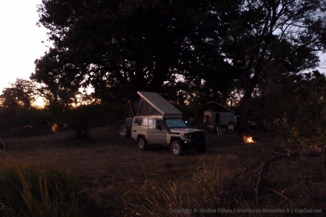 Notre bivouac sur les berges de la rivière Kwando