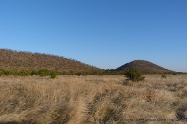 D'improbables collines nous accueillent non loin de Savuti