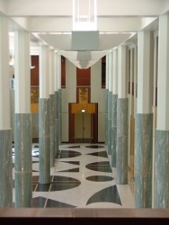 Décor soigné aussi bien à l'extérieur qu'à l'intérieur pour le parlement national de Canberra