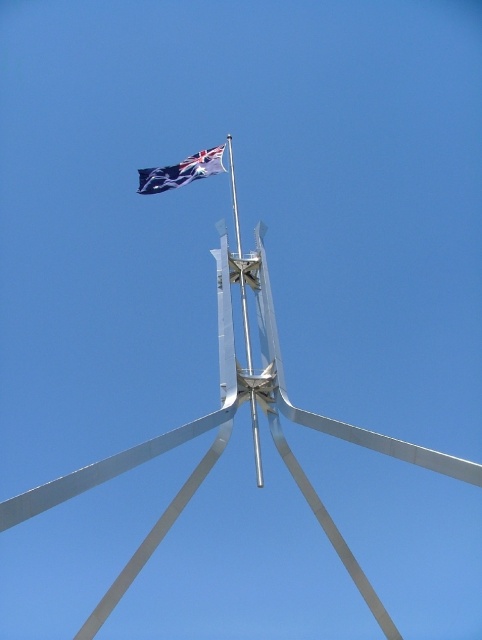 Le drapeau australien flotte dans les airs, normal, nous sommes à Canberra, la capitale