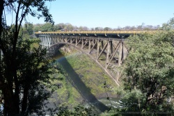 Le célèbre pont qui enjambe les gorges du Zambèze en aval des chutes Victoria