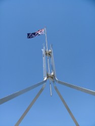 Le drapeau australien flotte dans les airs, normal, nous sommes à Canberra, la capitale