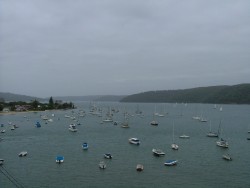 Les flots et rivages trés fréquentés de Broken Bay, au nord de Sydney